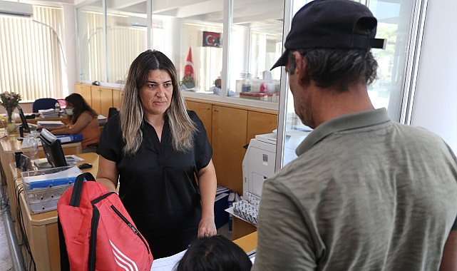 Burhaniye Belediyesi’nden ihtiyaç sahibi vatandaşlara yardımlar sürüyor.