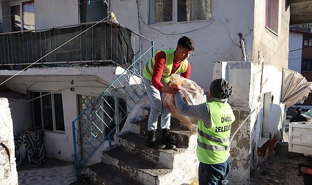 Dikili Belediyesi, ihtiyaç sahibi vatandaşların yuvalarını ısıtmaya devam ediyor