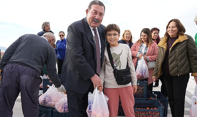 Milas Belediyesi üreticilere destek olmak ve vatandaşların sağlıklı gıda ihtiyacını karşılamak amacıyla gerçekleştirdiği portakal dağıtımına devam ediyor.