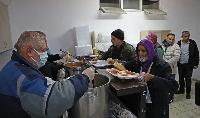 Sokakta kalan evsizleri Büyükşehir kucakladı